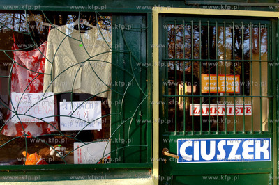 Gdansk Zabianka. Zamkniety sklep "Ciuszek" na przystanku...