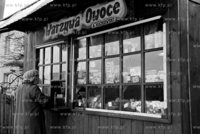 Kiosk z warzywami i owocami nalezacy do A. Majkowskiego...