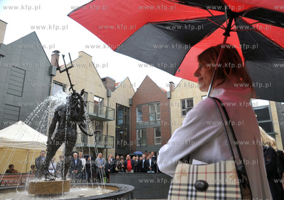 Odsloniecie fontanny Netuna na dziedzincu Kwartalu...