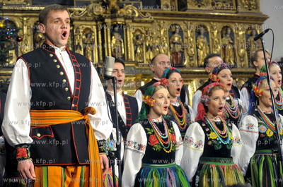 Koncert koled w wykonaniu zespolu Mazowsze w kosciele...