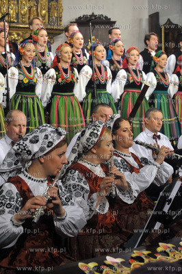 Koncert koled w wykonaniu zespolu Mazowsze w kosciele...
