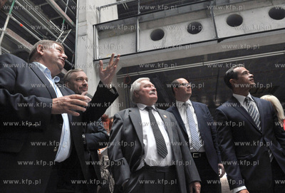 Lech Walesa na budowie ECS. Bylemu prezydentowi towarzyszyli,...