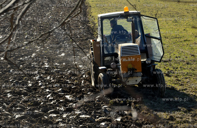 Wiosenna orka na polach w Leznie na Kaszubach gmina...