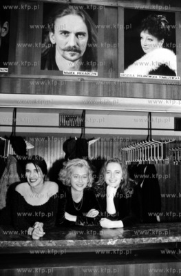 Panie w szatni Teatru Muzycznego w Gdyni. 11.1992 1listopad92_m.kosycarz_p8...