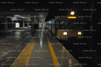 Pierwszy wyjazd kolejki SKM z przystanku Gdansk Srodmiescie...