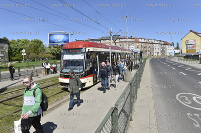 Gdańsk Nowy Port. Tramwaj i przystanek tramwajowy...