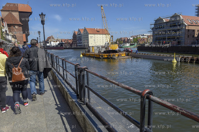 Gdańsk. Budowa kładmi między Długi Pobrzeżem a...