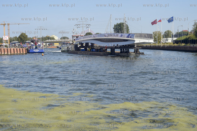 Gdańsk. Transport barką kładki, która połaczy...