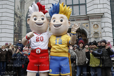 Gdansk. Maskotki Euro 2012 spotkaly sie z dziecmi i...