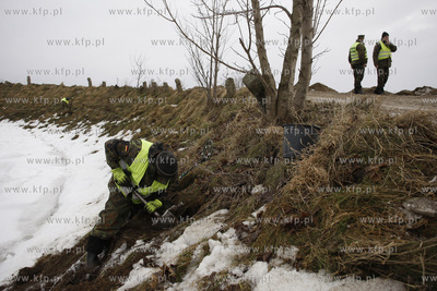 Rebiechowo. Saperzy przygotowujacy teren pod budowe...