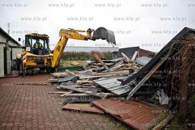 Pierwsze wyburzenia budynkow na trasie Pomorskiej Kolei...