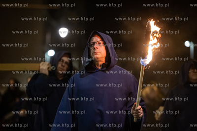 Nocne Misterium Krzyża - procesja pokutna w Wielki...
