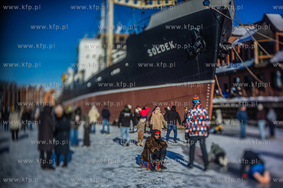 Tłumy spacerowiczów na zamarzniętej Motławie w...