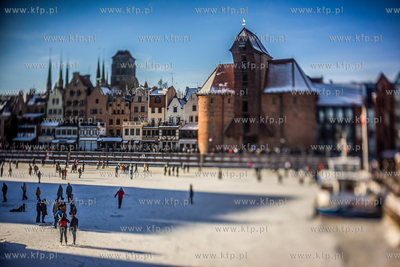 Tłumy spacerowiczów na zamarzniętej Motławie w...