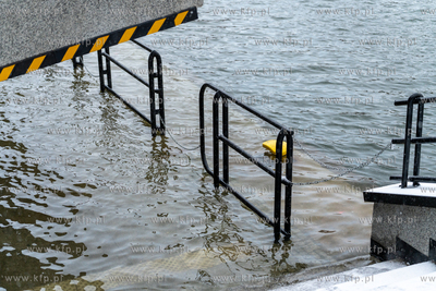 Z powodu utrzymującego się sztormu i silnego wiatru...