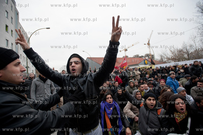 Berlin. Demonstracja grup lewicowych i antyfaszystow...