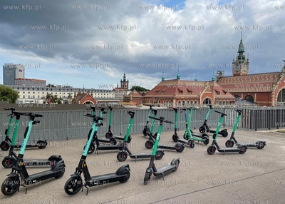 Hulajnogi przy ścieżce rowerowej  przy ul. 3 - go...