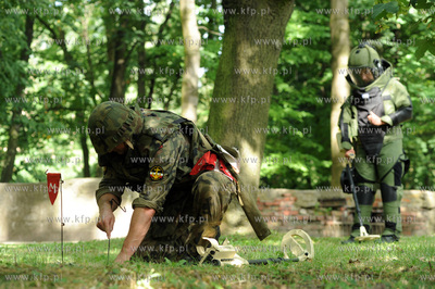 Westerplatte, Gdansk. Saperzy Marynarki Wojennej poszukuja...
