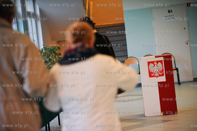 Gdansk. Obwodowa Komisja Wyborcza nr 80 w Gimnazjum...