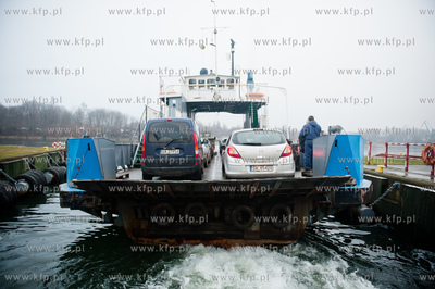 Gdansk. Platna samochodowa przeprawa promowa laczaca...