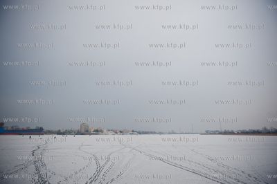 Gdansk. Martwa Wisla. Niskie temperatury utworzyly...