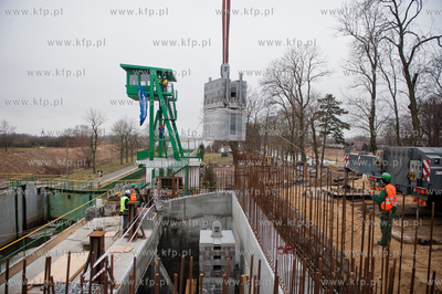 Montaz wazacych 135 ton dwoch sekcji przesla zwodzonego...