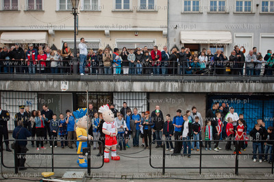 Marynarze okretu rakietowego ORP Orkan transportuja...