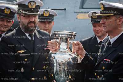 Marynarze okretu rakietowego ORP Orkan transportuja...