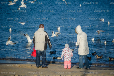Gdansk. Mrozne, sloneczne, sobotnie popoludnie na plazy...