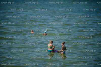 Gdańsk. Czerwona flaga na kąpielisku miejskim w Brzeźnie,...