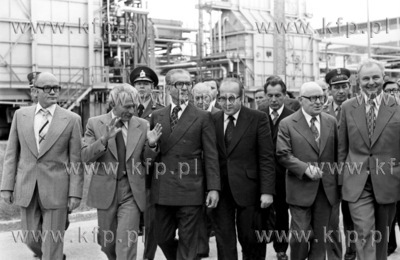 Szach Iranu Mohammad Reza Pahlavi z wizyta w Rafinerii...