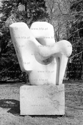 Rzezba w Parku Oliwskim w Gdansku Oliwie. 10.04.1979...