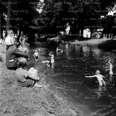 Dzieci kąpią się w kanale Raduni w Gdańsku Oruni...