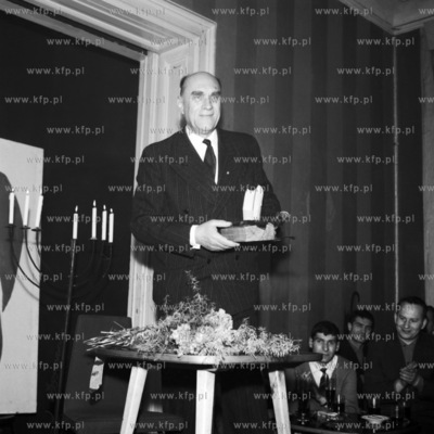 Jaroslaw Iwaszkiewicz z nagroda Czerwonej Rozy, uzyskanej...
