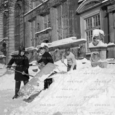 Chłopcy odśnieżają Długi Targ w Gdańsku. 1962...