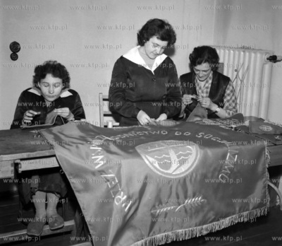 Kobiety przy wyszywaniu elementów dekoracyjnych na...