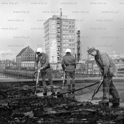 Żołnierze pracują przy remoncie Mostu Stągiewnego...
