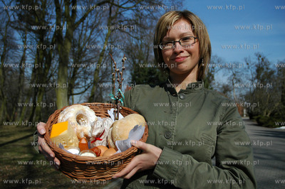 Emilia Piotrowska z Pelplina z koszykiem ze swieconka.
Fot....