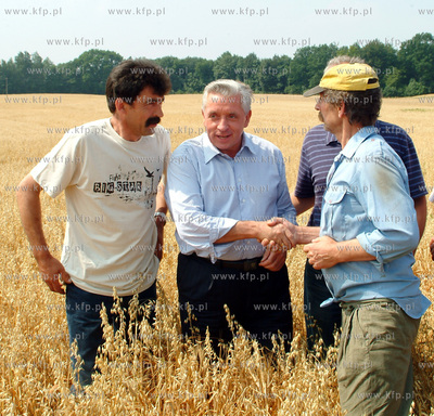 Minister Rolnictwa Andrzej Lepper wizytuje pola w Karnieszewicach...