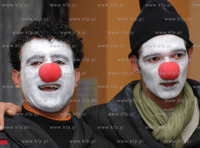 Grupa mlodych Palestynczykow bioraca udzial w programie...