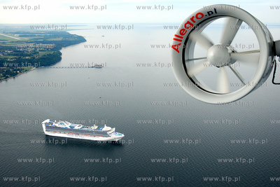 Gdynia z lotu ptaka. Nz. Wycieczkowiec STAR PRINCES...