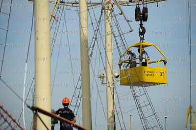Gdansk. Stocznia Remontowa. Naprawa polamanych masztow...