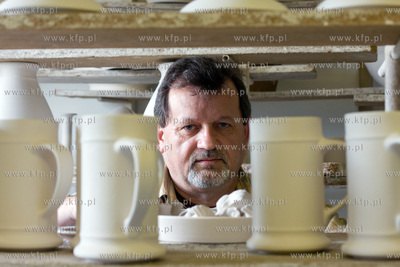 Chmielno. Zaklad Ceramiczny Genius. Nz. Eugeniusz Trowski,...