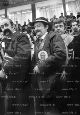 Objazd delegacji Solidarnosci po podkrakowskich miejscowosciach....