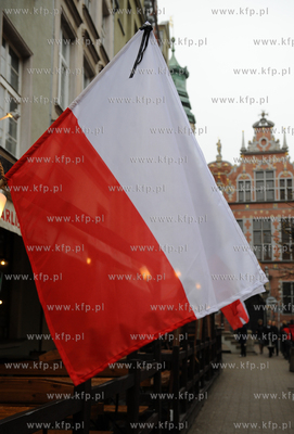 Gdansk. Na ulicach miasta na znak zaloby, flagi panstwowe...