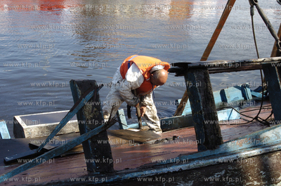 Ustka. Z dna kanalu portowego w Ustce wydobyto wrak...