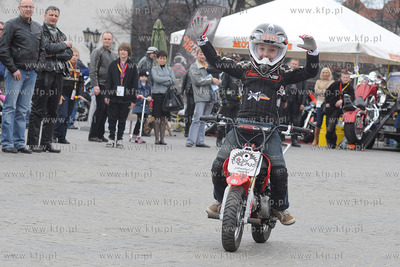 Piotr Zalewski 7-letni motocyklista z Olsztyna popisuje...