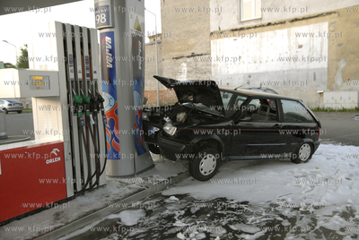 Slupsk. Seat Ibiza uderzyl w dystrybutor na stacji...