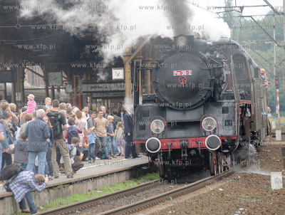 Pociag "Heweliusz", prowadzony przez parowoz z wolsztynskiej...