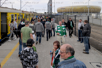 Pierwsi kibice przyjechali w czwartek kolejka SKM do...